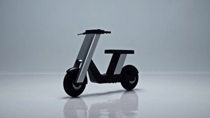 Xe máy điện 'lai' xe đạp có giá hơn 90 triệu đồng