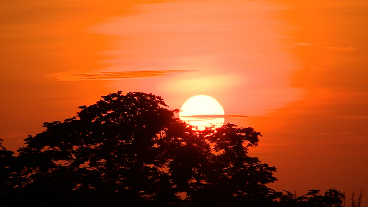 Ngắm hoàng hôn tuyệt đẹp ở đầm Vân Trì