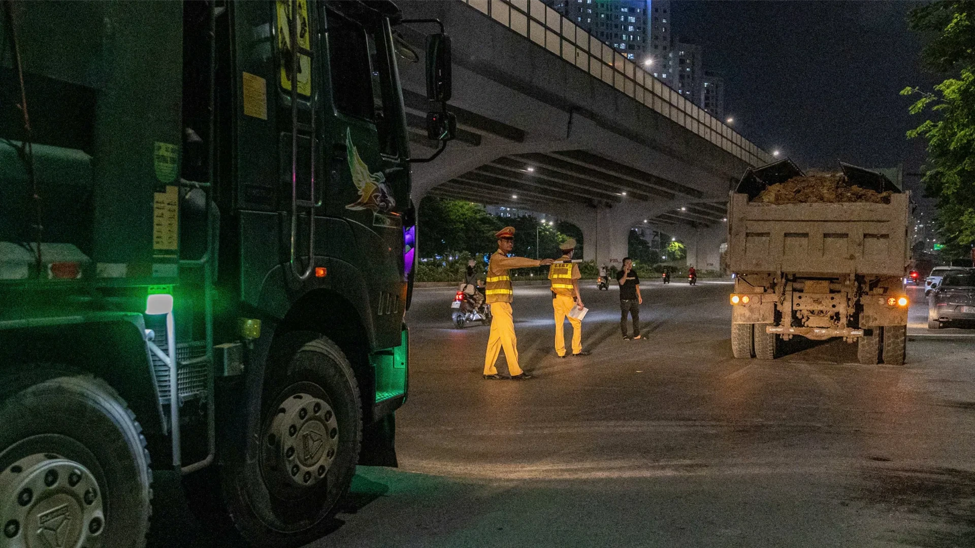 Cảnh sát giao thông mạnh tay với xe quá khổ, quá tải