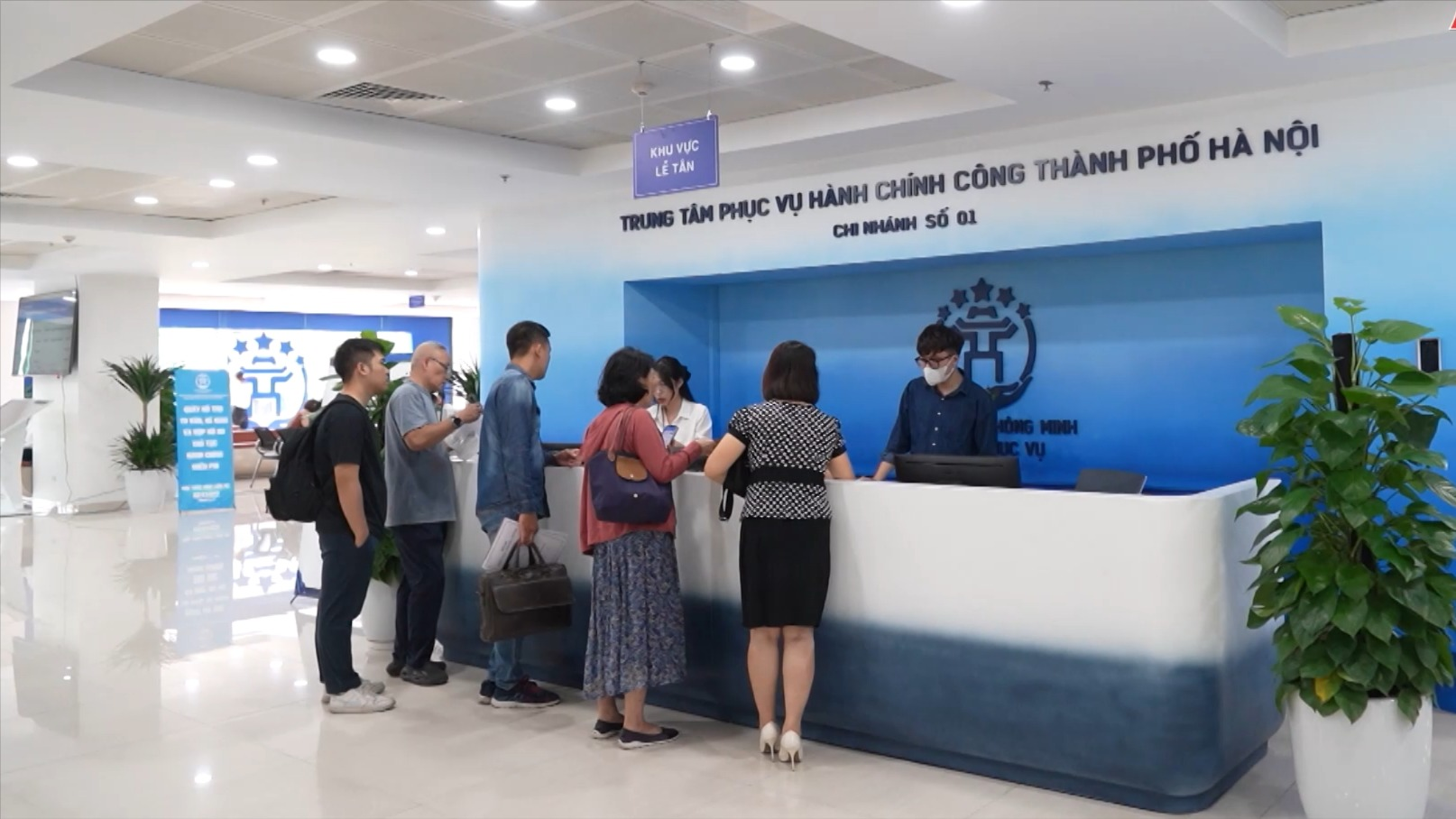 Trung tâm phục vụ hành chính công hoạt động hiệu quả | Chính quyền đô thị | 18/07/2025