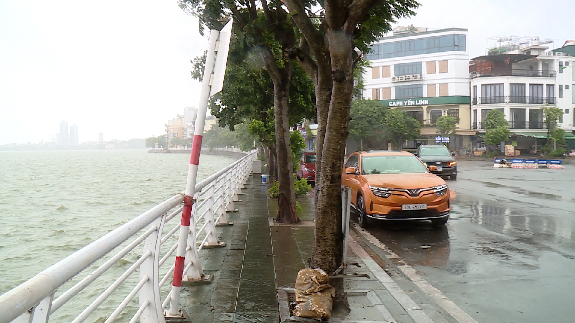 Hà Nội bình yên trong ngày bão số 3 đổ bộ