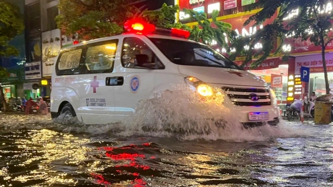 Đà Nẵng ngập diện rộng sau cơn mưa kéo dài 