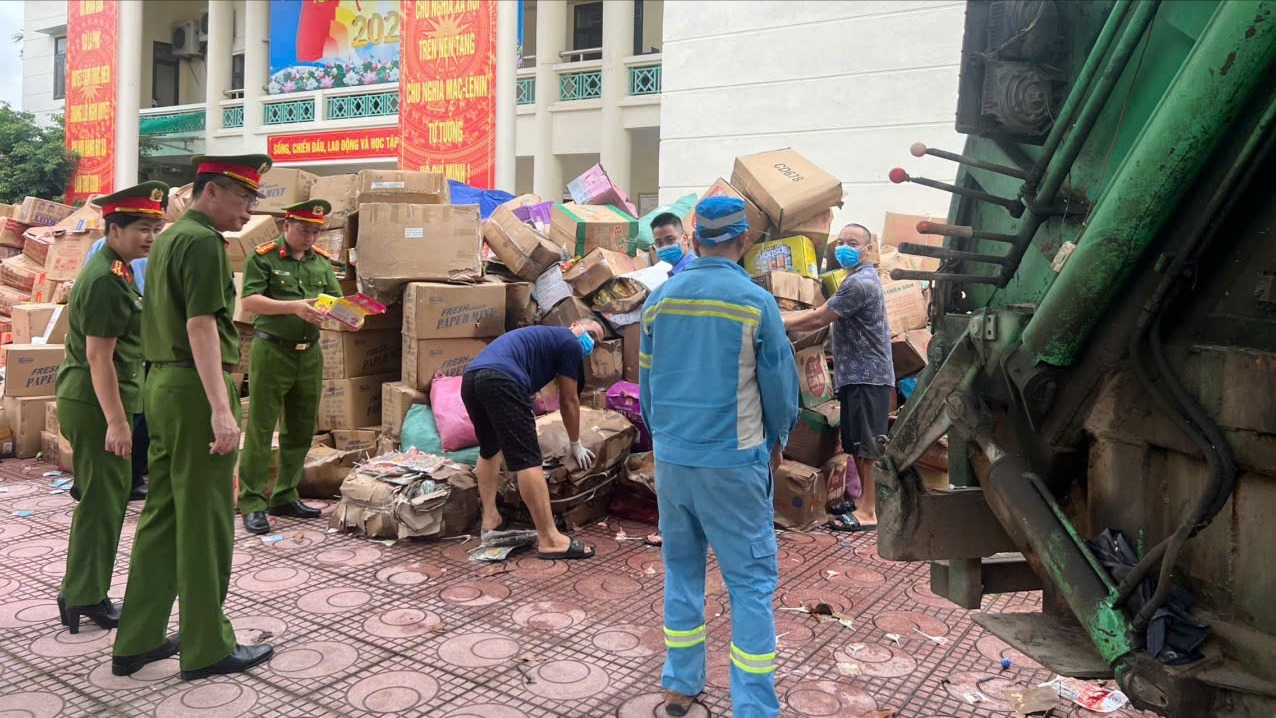 Hà Nội tiêu hủy 25 tấn thực phẩm bẩn tại La Phù