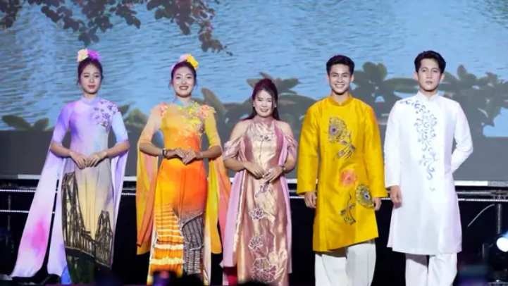 Bộ sưu tập áo dài “Hà Nội 12 mùa hoa” 