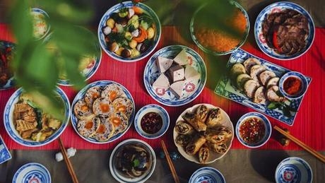Người dân tất bật lễ cúng Rằm tháng Chạp