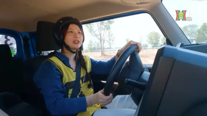 Phụ nữ làm review xe hơi, được gì và mất gì?