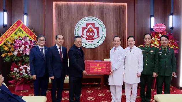 Chủ tịch UBND thành phố Hà Nội thăm, chúc mừng Bệnh viện Trung ương Quân đội 108