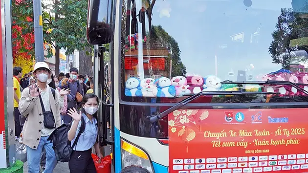 Chuyến xe 0 đồng đưa hơn 2.000 người về quê ăn Tết
