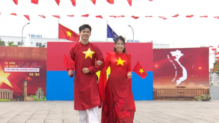 Áo dài cờ đỏ sao vàng mừng 50 năm ngày thống nhất đất nước