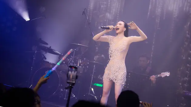 Khán giả Hà Nội cổ vũ Hồ Quỳnh Hương sau 10 năm