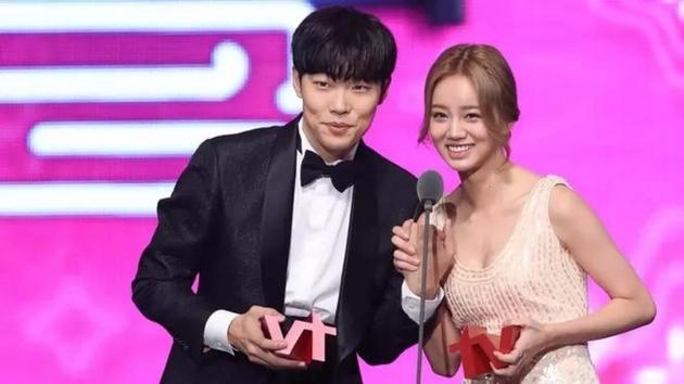 Cặp sao đình đám của 'Reply 1988' chia tay 
