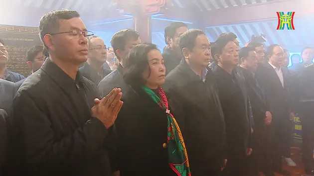 Chủ tịch Quốc hội dâng hương tưởng niệm Chủ tịch Hồ Chí Minh