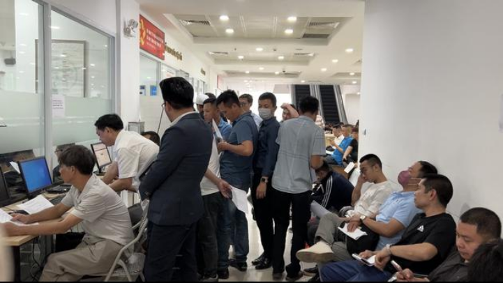 Cấp đổi GPLX, ngoại thành vắng vẻ, nội thành chen chúc