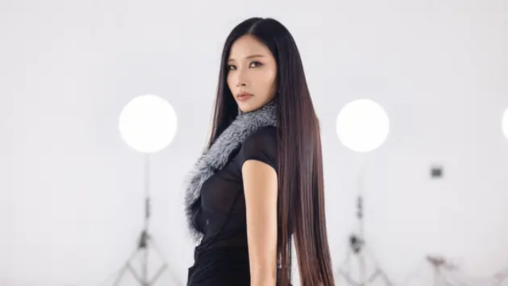 Hoàng Thuỳ diễn thời trang tại Thượng Hải
