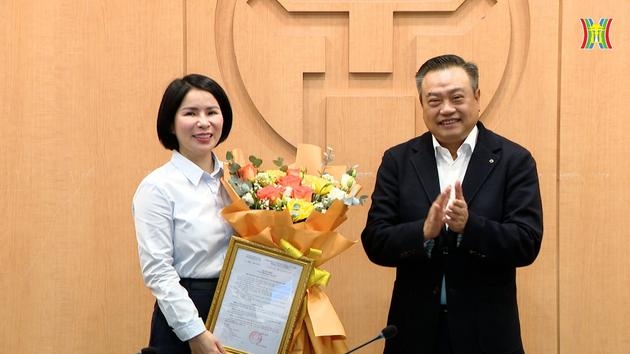Chủ tịch UBND Thành phố trao quyết định điều động cán bộ