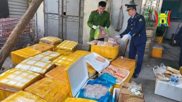 Triệt phá kho thực phẩm 'bẩn' giấu giữa cánh đồng