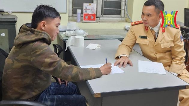 Cảnh sát giao thông 'bắt nóng' đối tượng cướp điện thoại
