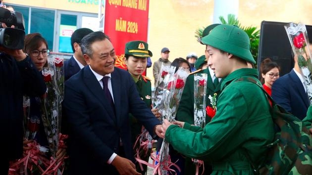 Chủ tịch UBND thành phố dự lễ giao, nhận quân quận Hoàng Mai

