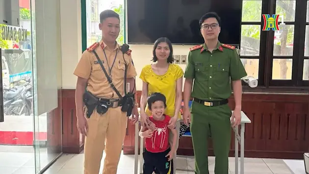 Cảnh sát giao thông giúp cháu bé đi lạc tìm mẹ