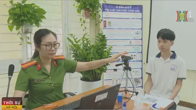 Trẻ em phấn khởi làm thủ tục cấp căn cước