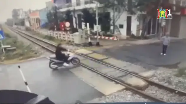 Xe máy vượt rào bị tàu hỏa đâm trúng