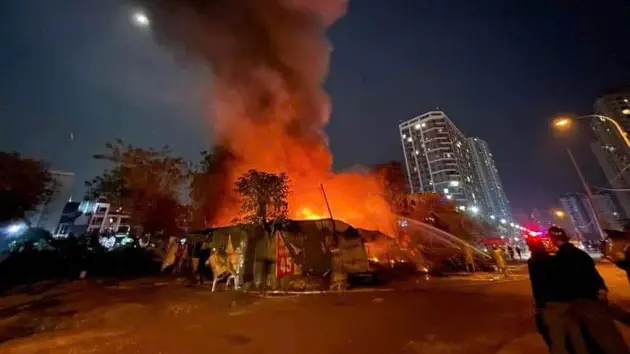 Xuyên đêm dập tắt đám cháy kho lốp ô tô