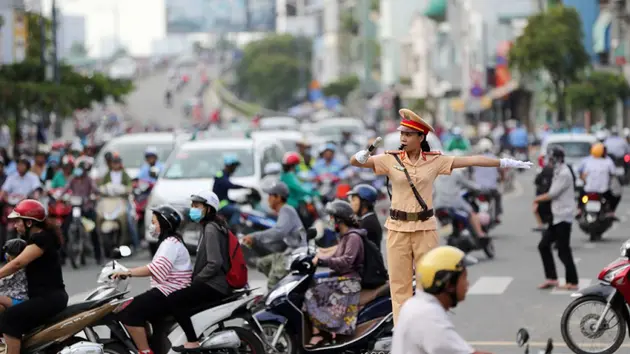 Cảnh sát giao thông Hà Nội làm nhiệm vụ 24/7