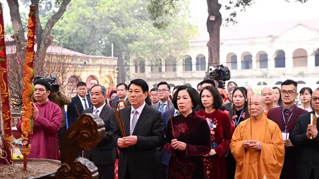 Chủ tịch nước và kiều bào dâng hương tại Hoàng Thành