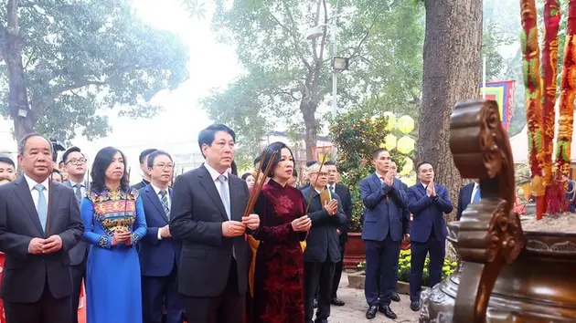 Chủ tịch nước cùng đại biểu kiều bào dâng hương tại Hoàng Thành Thăng Long