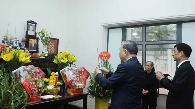 Tổng Bí thư Tô Lâm thắp hương tưởng niệm cố Tổng Bí thư Nguyễn Phú Trọng