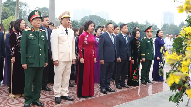 Lãnh đạo TP. Hà Nội dâng hương tại Nghĩa trang Mai Dịch
