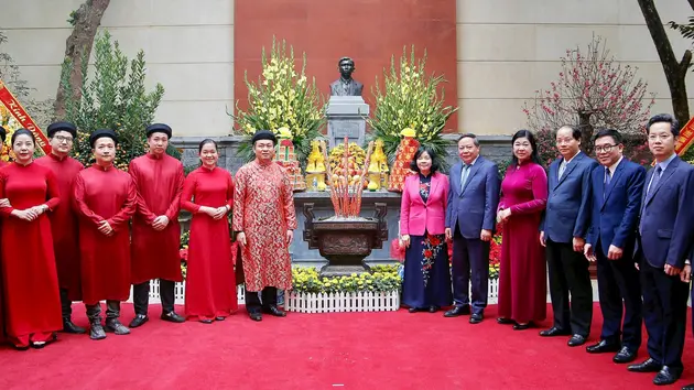 Bí thư Thành ủy Hà Nội dâng hương tưởng niệm Tổng Bí thư Trần Phú