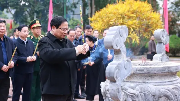Thủ tướng dâng hương tưởng nhớ Chủ tịch Hồ Chí Minh tại Cao Bằng