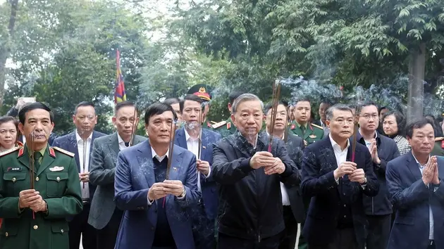 Tổng Bí thư Tô Lâm dâng hương tưởng niệm các Vua Hùng