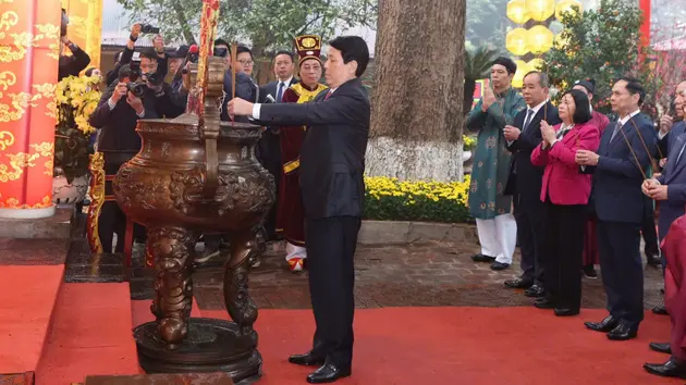 Chủ tịch nước dâng hương khai Xuân tại Hoàng thành Thăng Long