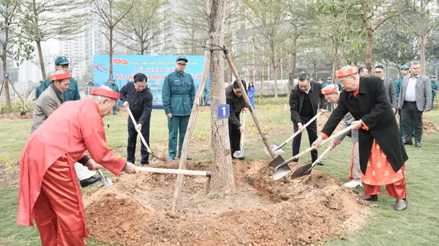 Chủ tịch UBND thành phố Hà Nội trồng cây tại công viên hồ Phùng Khoang