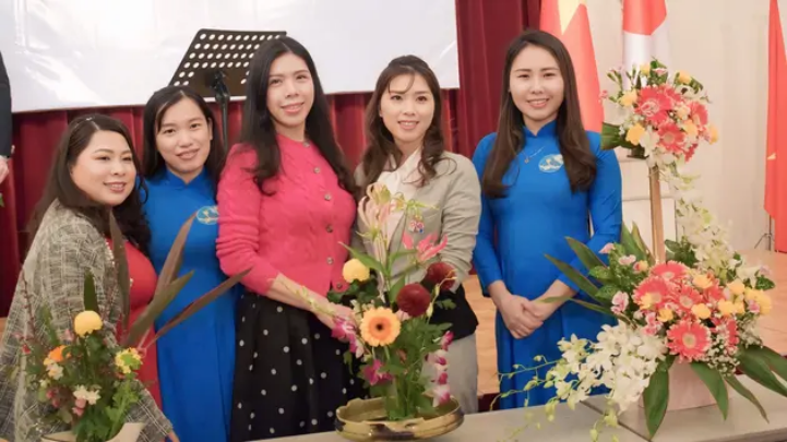 Phụ nữ Việt Nam tại Osaka thi cắm hoa chào mừng 8/3
