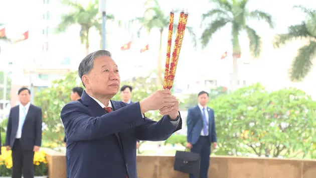 Tổng Bí thư dâng hương tưởng niệm các Anh hùng liệt sĩ