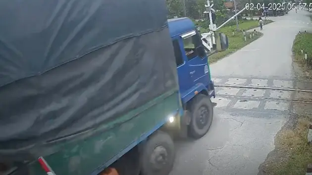 Xe tải tông gãy gác chắn tàu hỏa