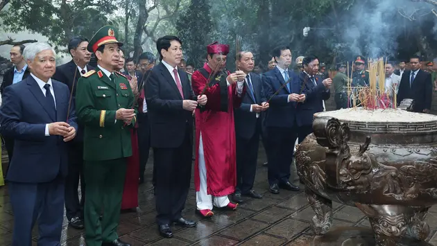 Chủ tịch nước dâng hương tri ân công đức các Vua Hùng