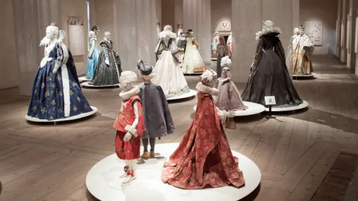 Đấu giá kiệt tác thời trang từ giấy