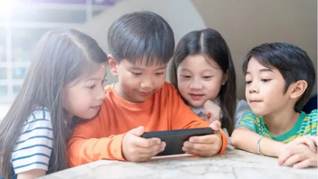 Làm sao để trẻ sử dụng điện thoại đúng cách? | Vì trẻ em | 10/04/2024