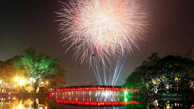 Hà Nội bắn pháo hoa mừng 50 năm Giải phóng miền Nam