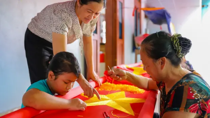 Làng Từ Vân - nơi thổi hồn vào những lá cờ Tổ quốc