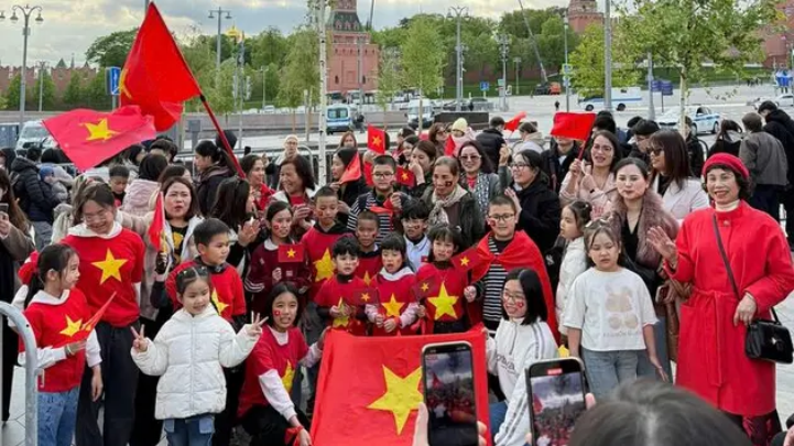 Kiều bào tại Nga chào đón đoàn QĐND Việt Nam