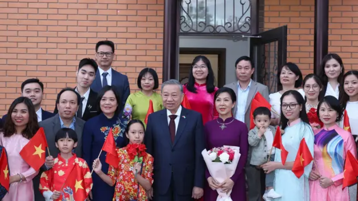 Tổng Bí thư gặp gỡ cộng đồng người Việt Nam tại Kazakhstan