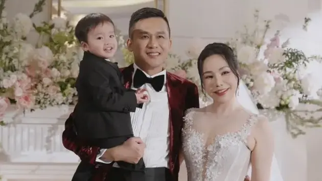 Hồ Quỳnh Hương công khai con trai hai tuổi trong lễ cưới