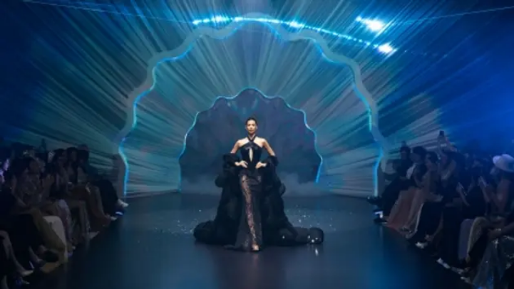 Dàn hoa hậu quốc tế trình diễn thời trang Việt Nam