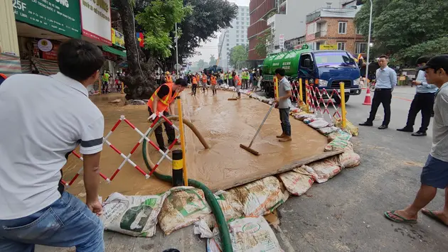Bùn thi công ngầm metro Nhổn - ga Hà Nội lại phun trào