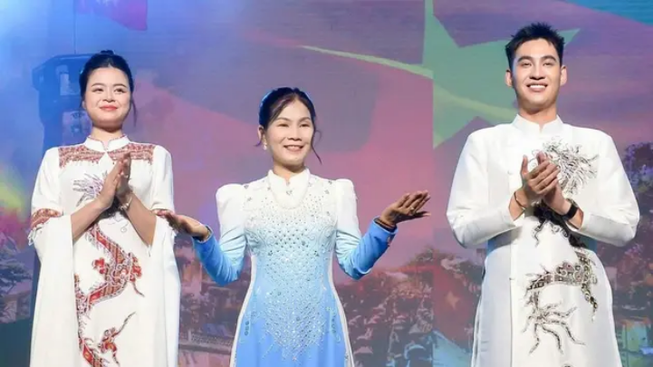 Thông điệp 'Vì hòa bình' qua tà áo dài Việt Nam